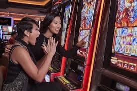 Antarmuka hokiwon menampilkan koleksi permainan slot, meja dealer langsung, dan taruhan olahraga yang tersedia untuk pengguna di Indonesia